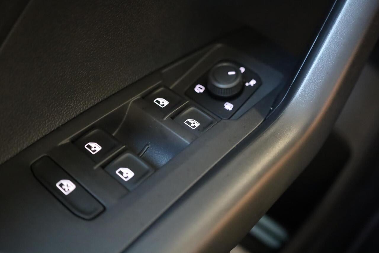 Volkswagen T-Cross 1.0 TSI Life Edition 115PK / 85kW DSG, 48 maanden / max 100.000km garantie, comfort pakket (verwarmbare voorstoelen), 2-zone climatronic, keyless start & entry, parkeersensoren voor en achter (pdc), achteruitrijcamera (rear view), privacy glas, 17" LMV