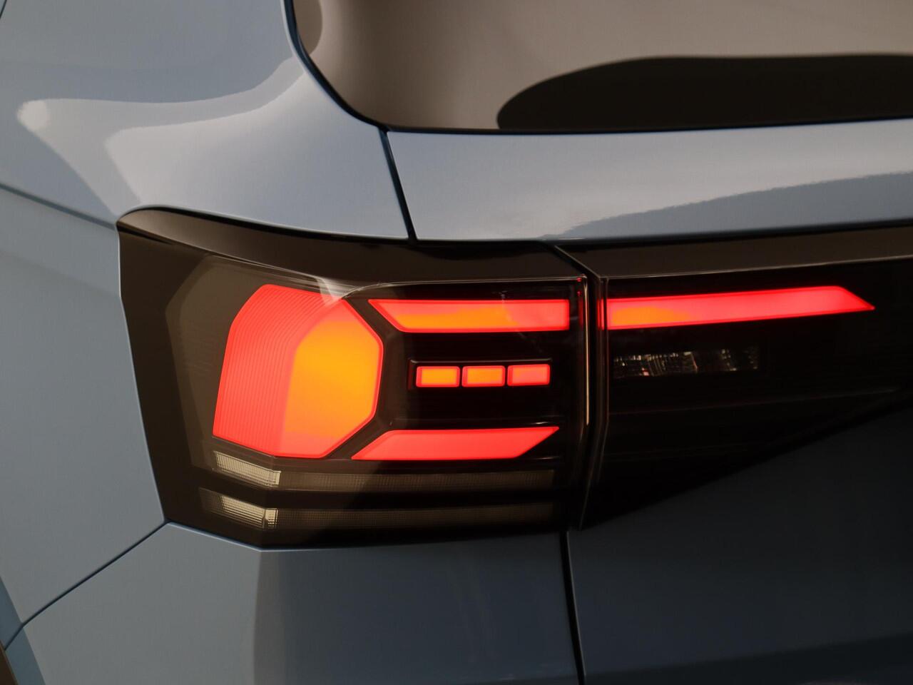 Volkswagen T-Cross Life Edition | 'App-Connect' draadloze smartphone integratie | Achterlichten LED | Afstandscontrolesysteem (Front Assist)
