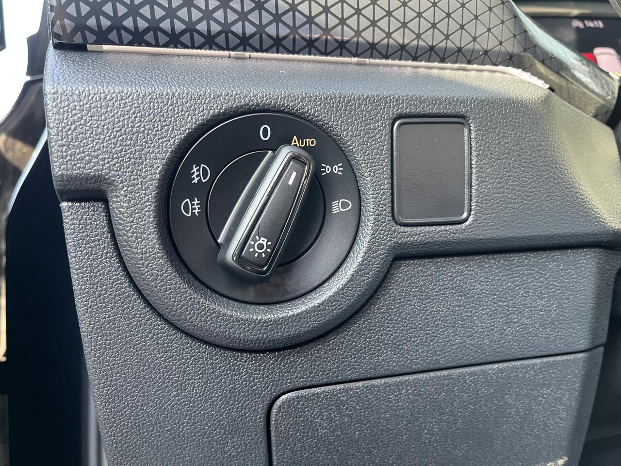 Volkswagen T-Cross 1.0 TSI R-Line / AUTOMAAT/ PARK. SENSOREN V+A/ CAMERA/ STOEL VERWARMING/ APP-CONNECT/ ACC/ DIGITAL DASH/ CLIMA/ DAB/ LED/ ISOFIX/ 17'' LMV