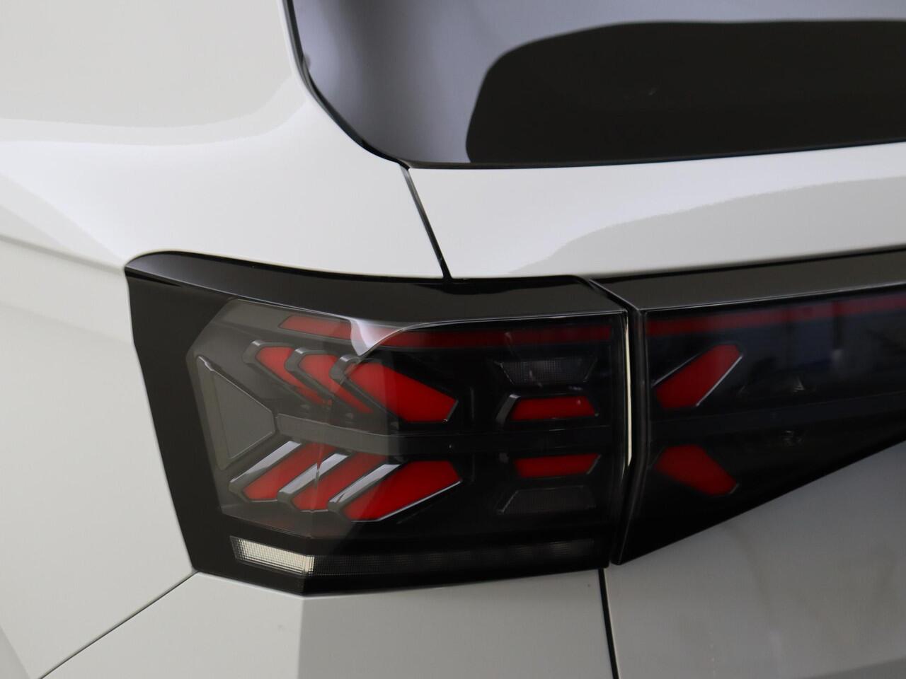 Volkswagen T-Cross R-Line Business | 'App-Connect' draadloze smartphone integratie | Achterlichten LED | Afstandscontrolesysteem (Front Assist)