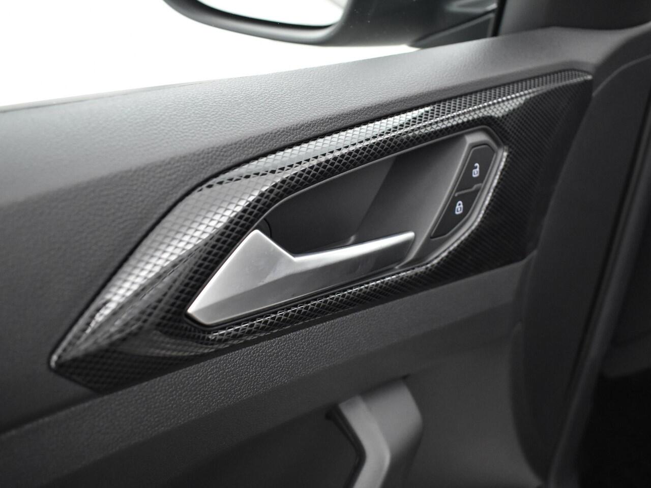 Volkswagen T-Cross Life Edition 1.0 TSI 95 pk 5 versn. Hand · Achteruitrijcamera · Draadloze telefoonlader · Velgen 'ventura', 17 inch lichtmetaal · MEGA Sale- Prijs is incl. inruilbonus -