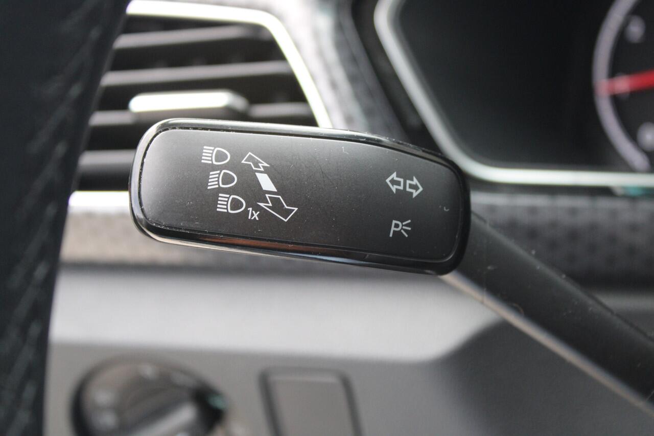 Volkswagen T-Cross 1.0 TSI Style 110pk - ACC - LED - Carplay - Camera - Stoelverwarming - Rijklaar