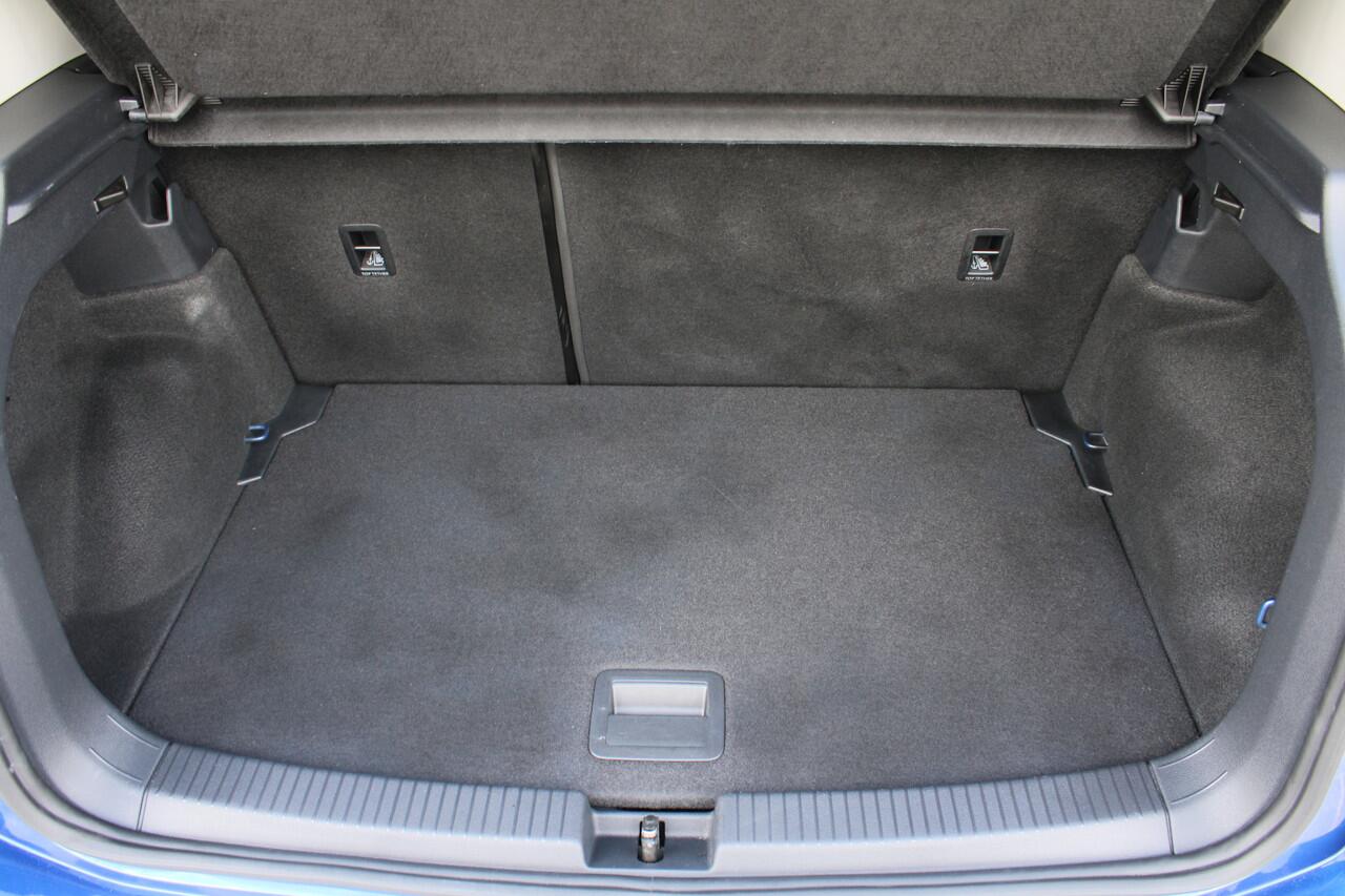 Volkswagen T-Cross TSI Life | Adapt. Cruise | Camera | Draadloze telefoonlader | DAB | Getint glas