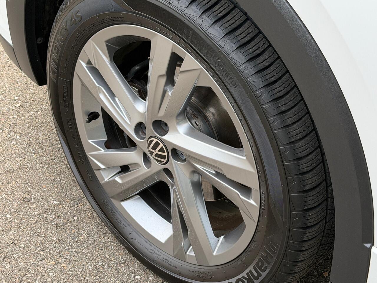 Volkswagen T-Cross 1.0 TSI DSG R-Line | Camera | Trekhaak | Led gril | 4-season | Carplay | Rijklaar incl. garantie