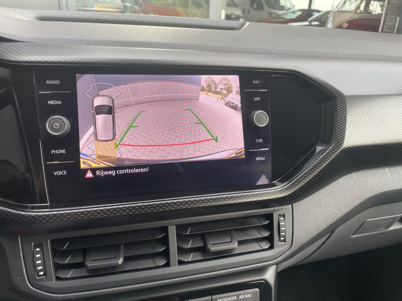 Volkswagen T-Cross 1.0 TSI Life Achteruitrijcamera - Cruise control - Airco - Trekhaak - Dakrails - Stuur leder - Stuur multifunctioneel