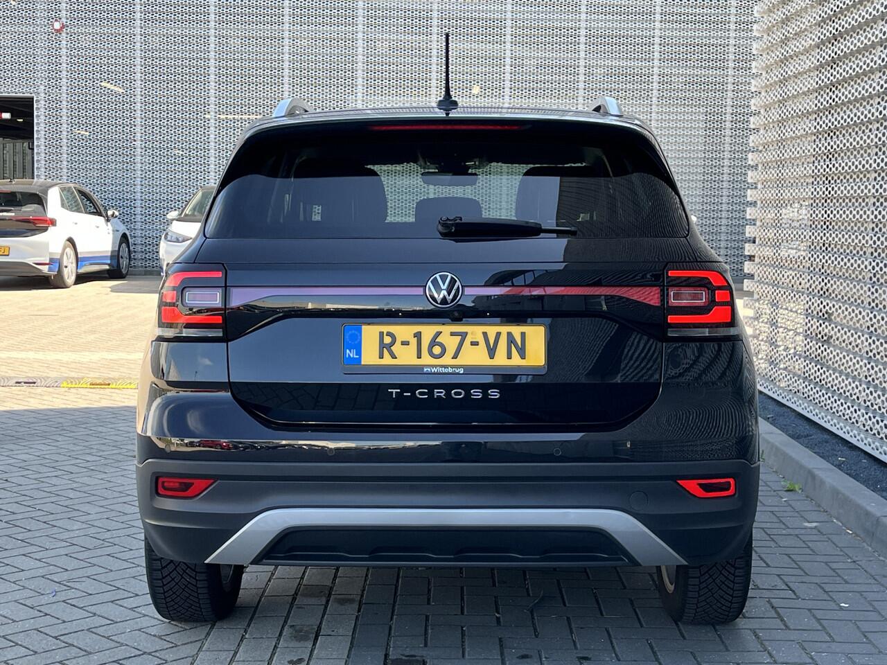 Volkswagen T-Cross 1.5 TSI Style / App connect / Climate controle / Stoel verwarming / Camera / Parkeersensoren V+A / **