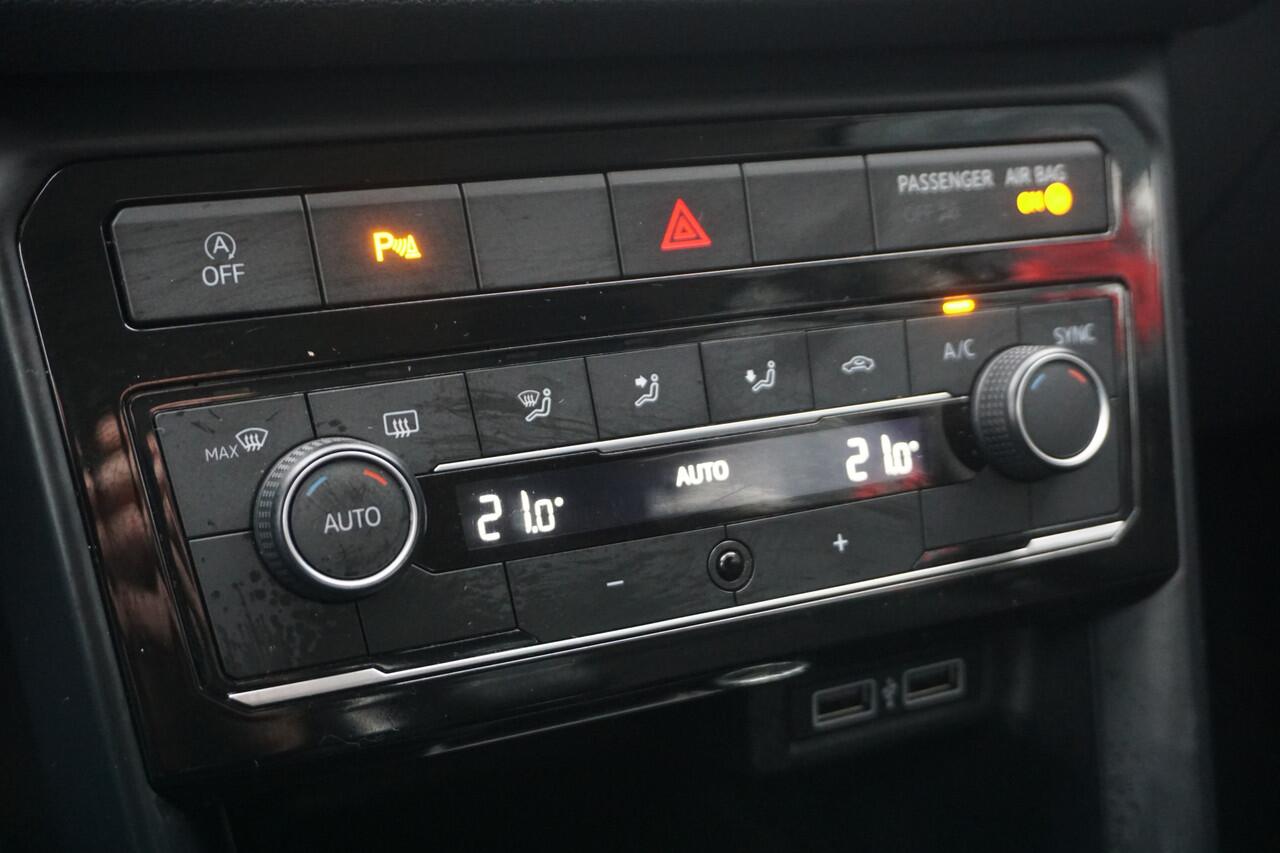 Volkswagen T-Cross 1.0 TSI Life | CLIMATE | TREKHAAK | CARPLAY/ NAVI | ACC |