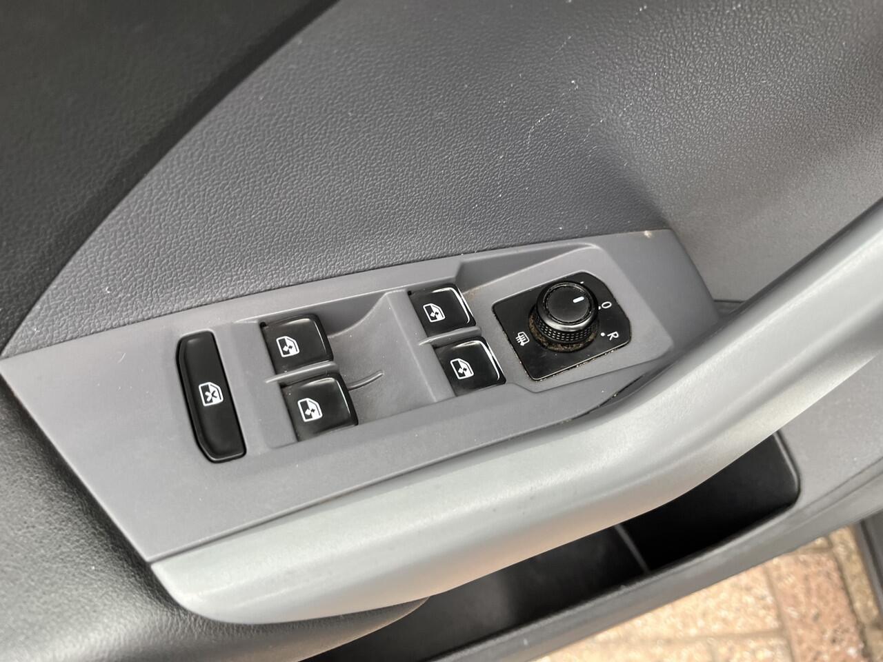 Volkswagen T-Cross 1.0 TSI Life / TREKHAAK/ ADAPT. CRUISE/ PARK. SENSOREN/ APP-CONNECT/ DAB/ BLUETOOTH/ NAVI/ CLIMA/ 16" LMV