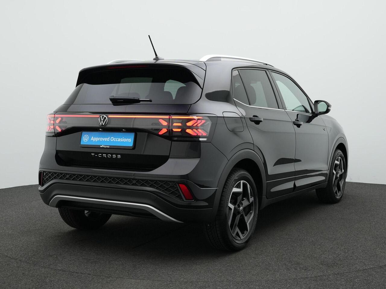 Volkswagen T-Cross 1.0 TSI 115 pk DSG R-Line Edition | IQ Light | Sportstoelen | Parkeersensoren voor/achter | Stoelverwarming | Carplay | 17 inch