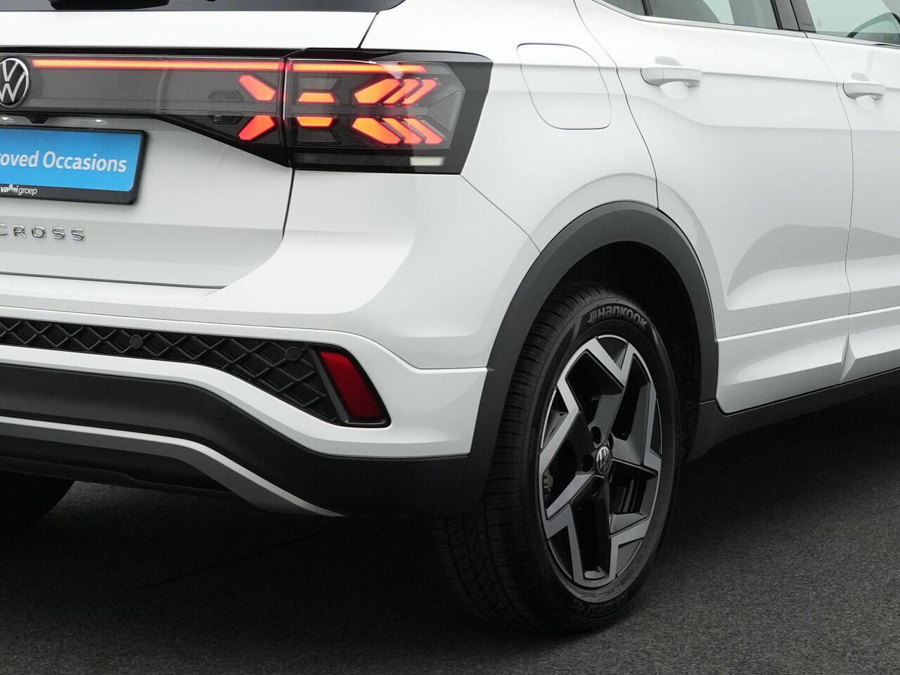 Volkswagen T-Cross 1.0 TSI 115 pk DSG R-Line Edition | IQ Light | Stoelverwarming | Achteruitrijcamera | Adaptive Cruise | 17 inch