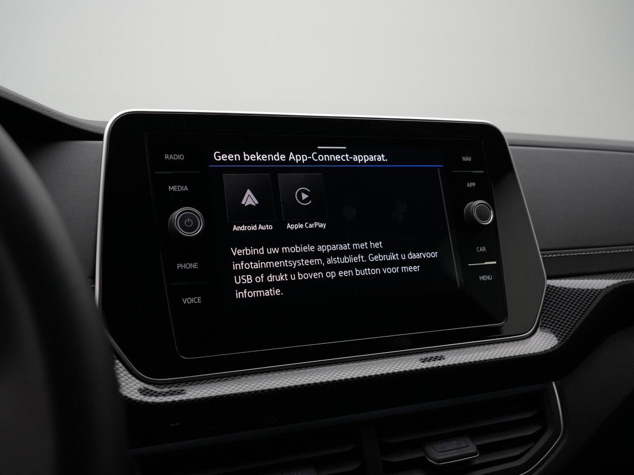 Volkswagen T-Cross 1.5 TSI 150 pk DSG R-Line Edition | R-Line | Trekhaak | IQ Light | Stoelverwarming | Achteruitrijcamera | Navigatie | Parkeersensoren voor/achter | Adaptive Cruise