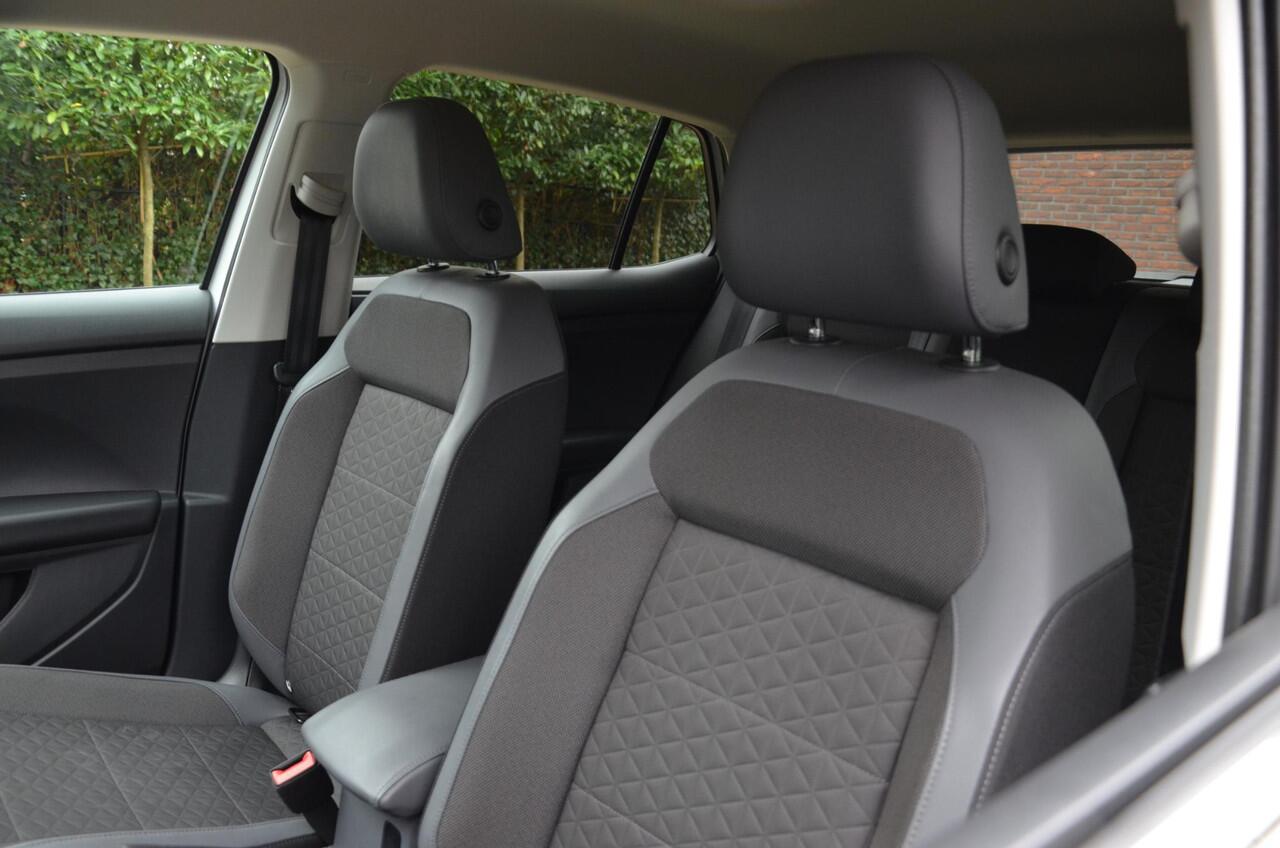 Volkswagen T-Cross 1.0 TSI Style Business R Line Automaat/Navi/Pdc/Ecc/Achteruitrijcamera/Cruise control adaptief/Privacy-Glass/17-Inch Lmv