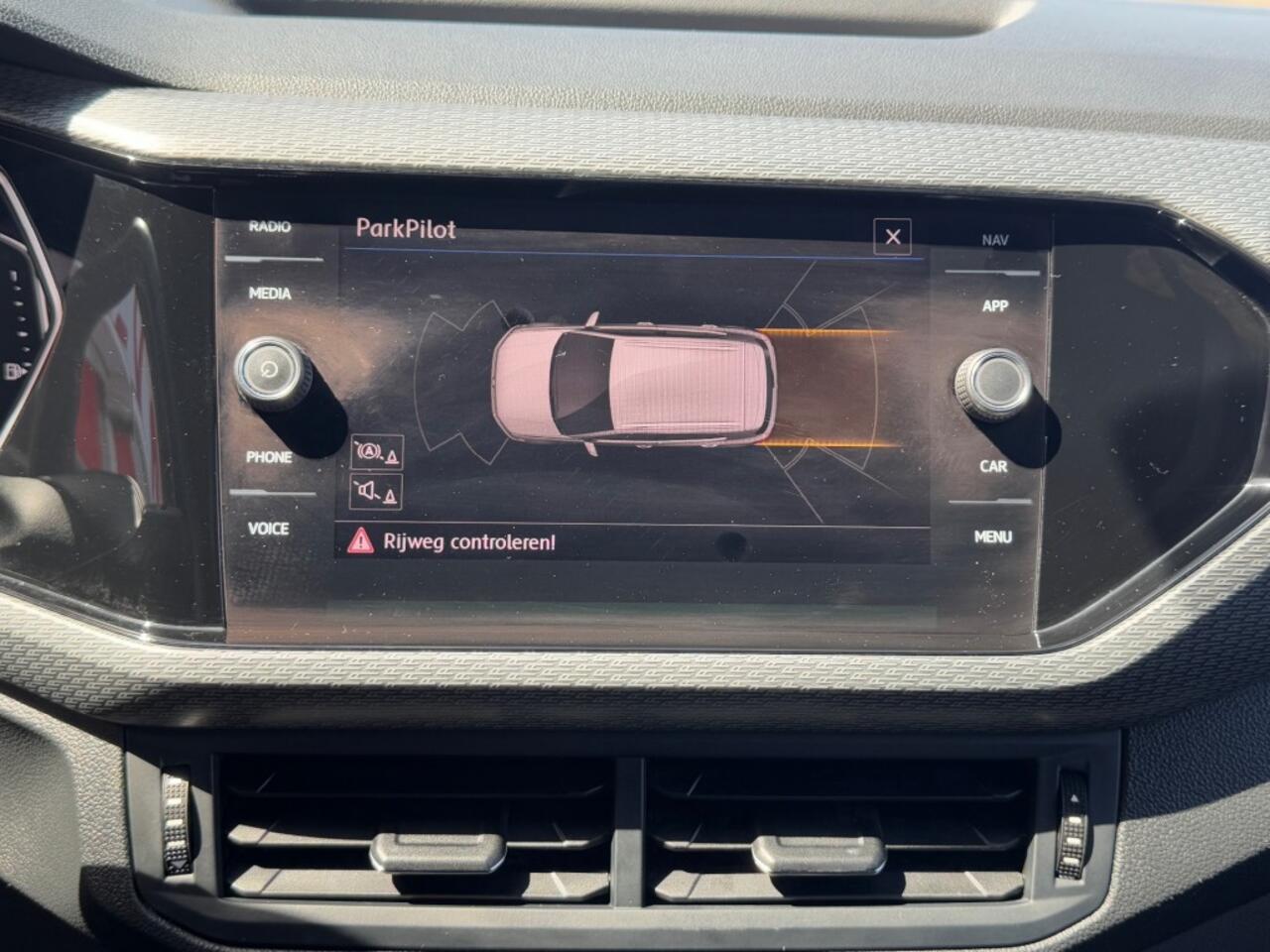 Volkswagen T-Cross 1.0 TSI AUT. R-LINE LED NAVI CARPLAY DIGITALE SCHERM AIRCO LMV P