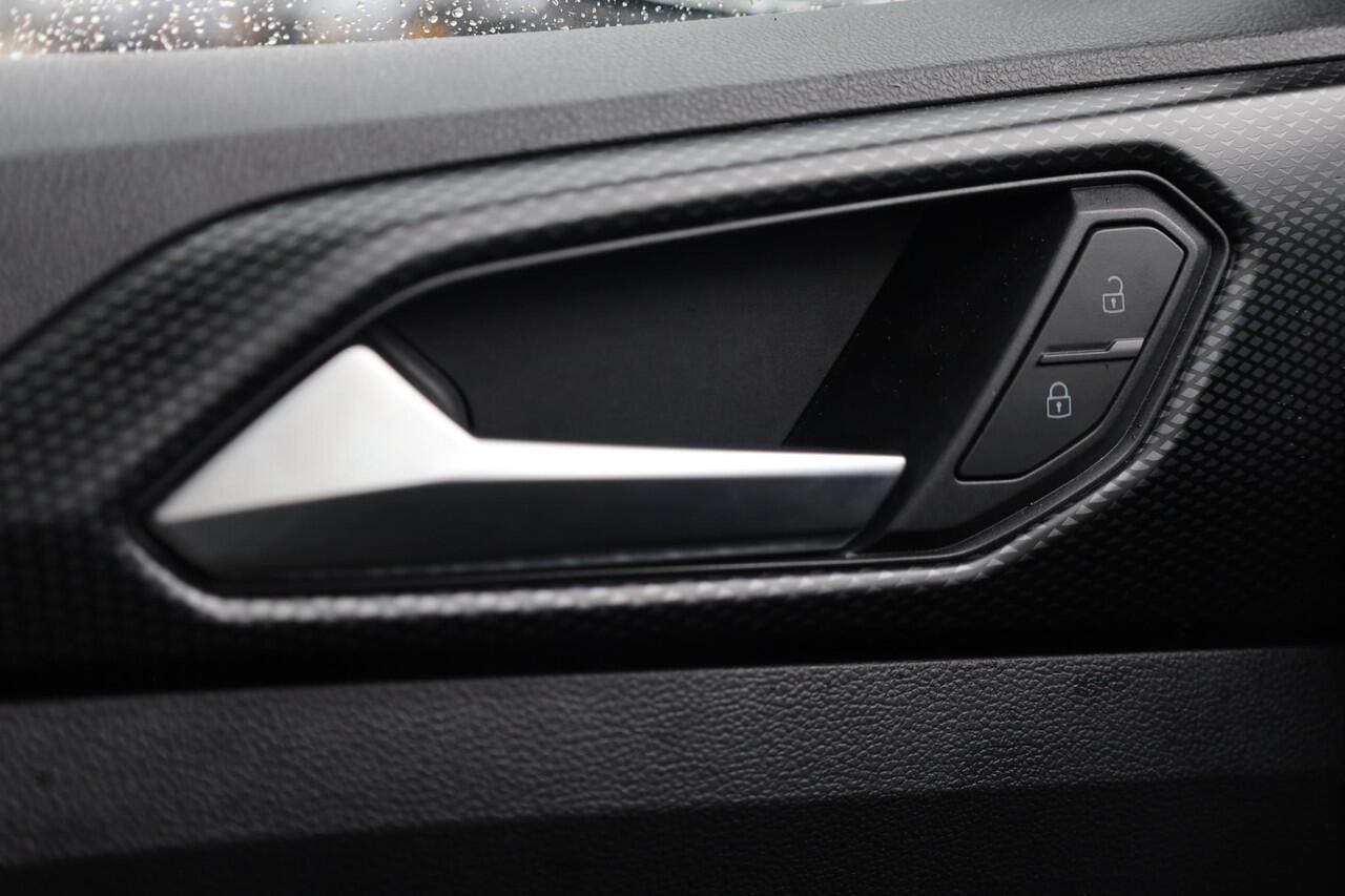 Volkswagen T-Cross 1.0 TSI Life 95PK / 70kW, NL auto dealeronderhouden 1e eigenaar, privacy glas, dodehoekdetectie (side assist), adaptieve cruise control (acc), parkeersensoren voor en achter (pdc), comfortstoelen met lendesteun, Apple Carplay / Android Auto, elektrisch ve