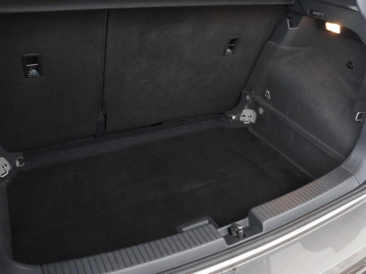 Volkswagen T-Cross 1.0 TSI R-Line | Camera | Carplay | Stoelverwarming | Cruise Control Adaptief | LED koplampen | LMV 18 |