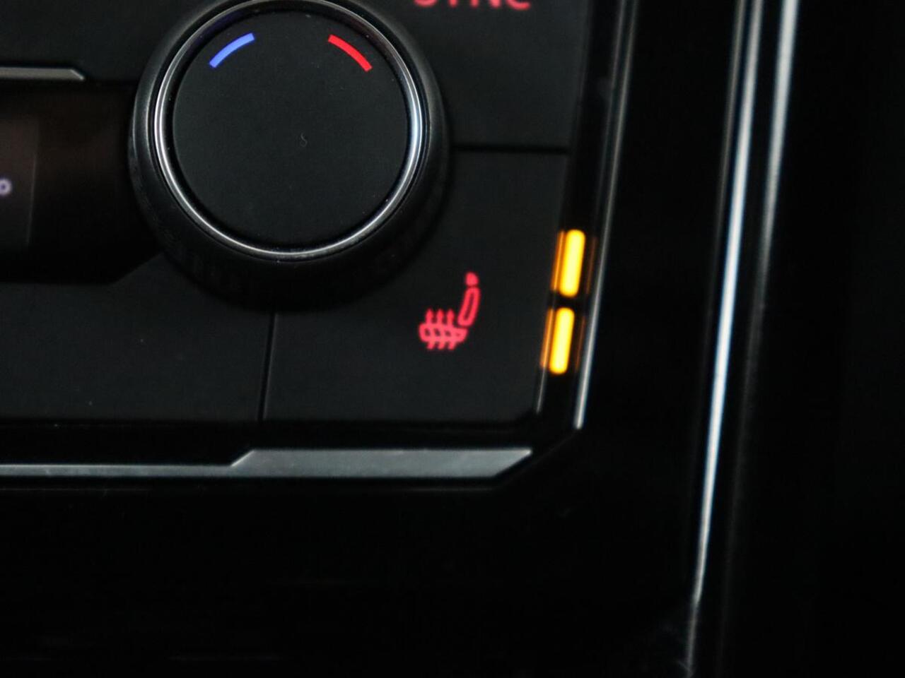 Volkswagen T-Cross 1.0 TSI R-Line | Camera | Carplay | Stoelverwarming | Cruise Control Adaptief | LED koplampen | LMV 18 |