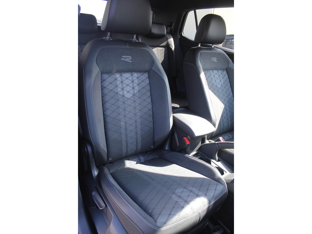 Volkswagen T-Cross 1.0 TSI 2x R-Line 2x R-Line Automaat/Navigatie/Virtual cockpit/Adaptive cruise control/Achteruitrijcamera/Parkeersensoren rondom/Apple carplay/Stoelverwarming/Climate control/IQ light/DAB/Draadloze telefoonlader.