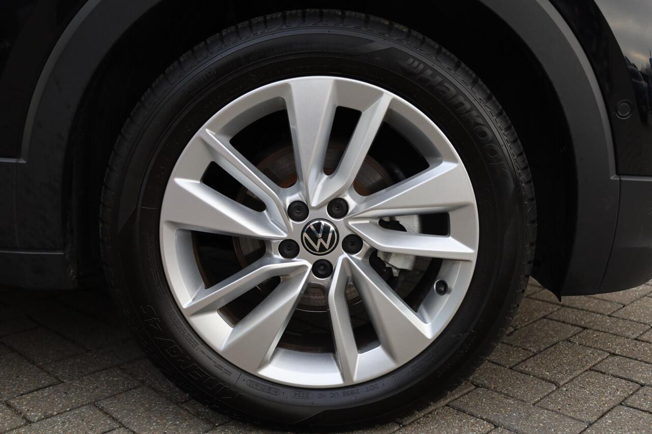 Volkswagen T-Cross 1.0 TSI Life Edition 115PK / 85kW PL ¤560 p/m* trekhaak side assist acc stoelverwarming climatronic park assist privacy glas 17" lmv 4 seizoenen banden ambiente verlichting zwarte dakhemel dimmende spiegel lendesteunen acc draadloos laden en draadloos car