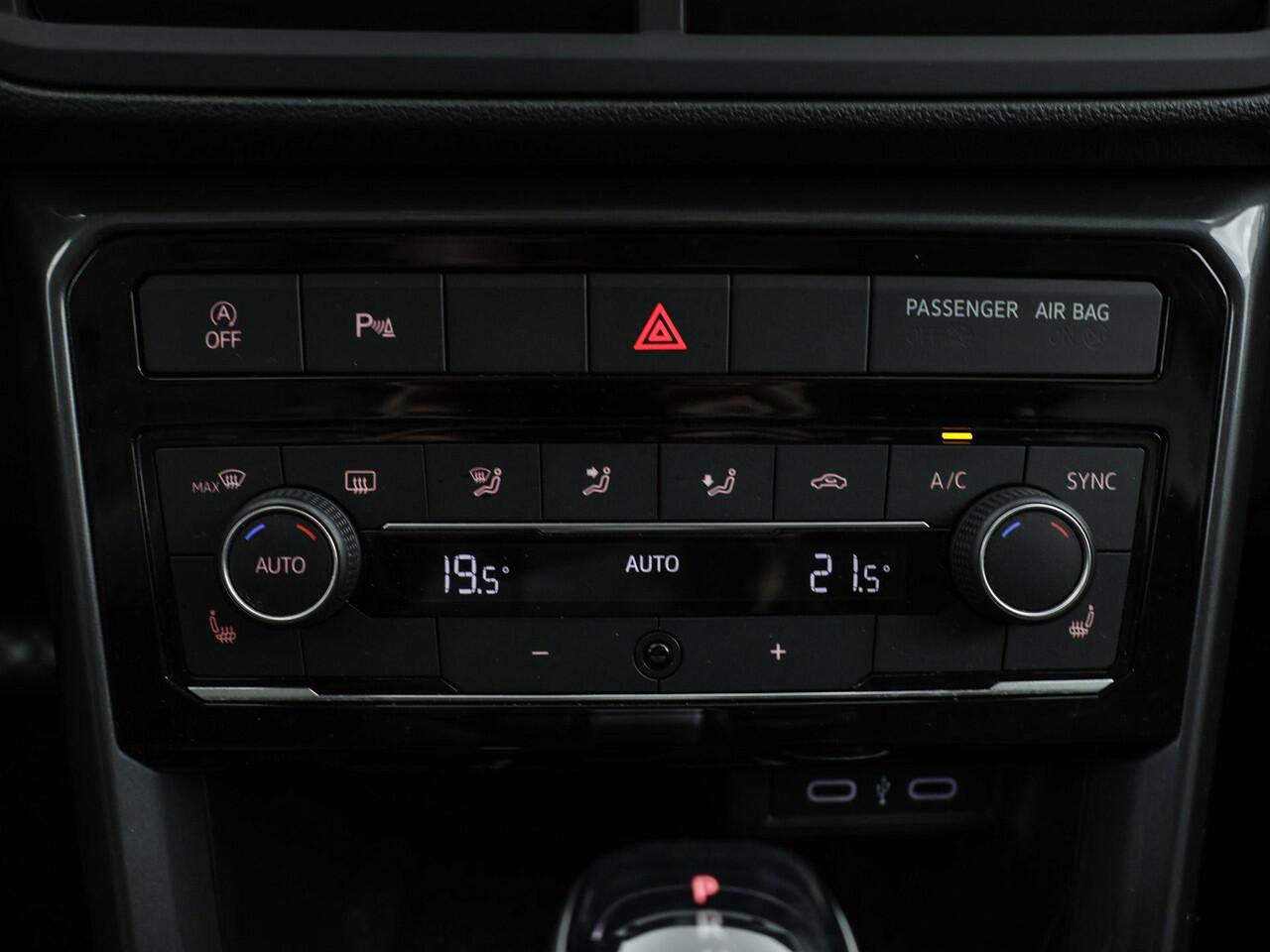 Volkswagen T-Cross 1.0 TSI 110PK DSG R-Line · Camera · Apple/Android Car Play · P-Sensoren · Stoelverwarming · 18'' velgen ·