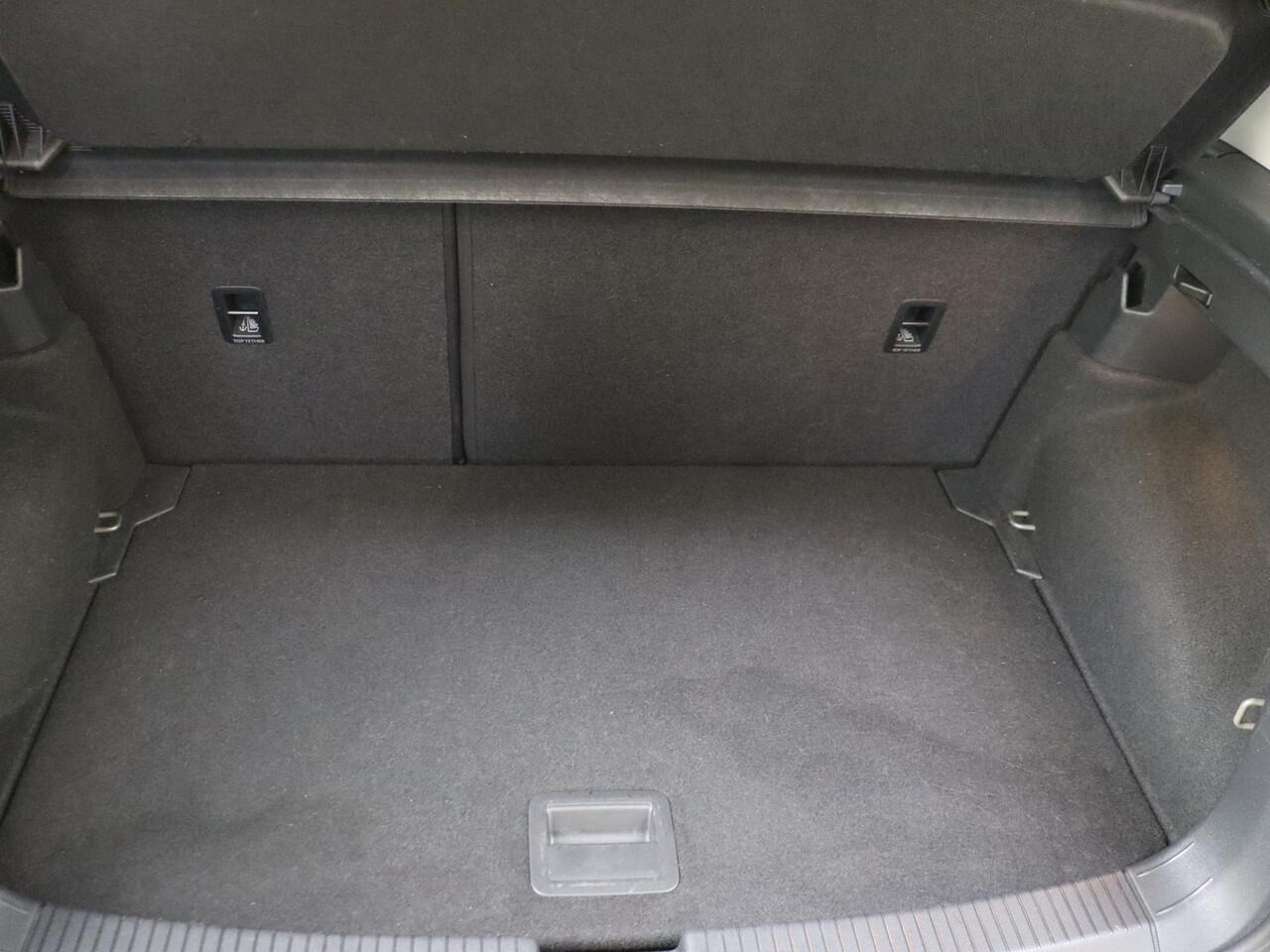 Volkswagen T-Cross 1.0 TSI Go | Navigatie | Parkeerhulp | Carplay | Stoelverwarming |