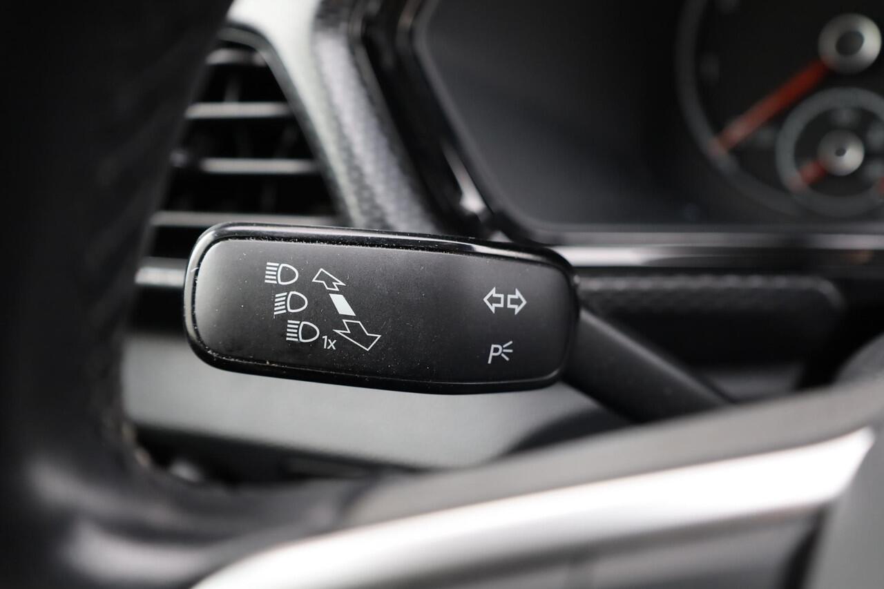 Volkswagen T-Cross 1.0 TSI Life parkeersensoren voor en achter, side assist dodehoek sensor, navigatie, 16" LMV, lederen multifunctioneel stuurwiel, 6 speakers, lane assist, light assist, speed limiter, cruise control, bluetooth carkit