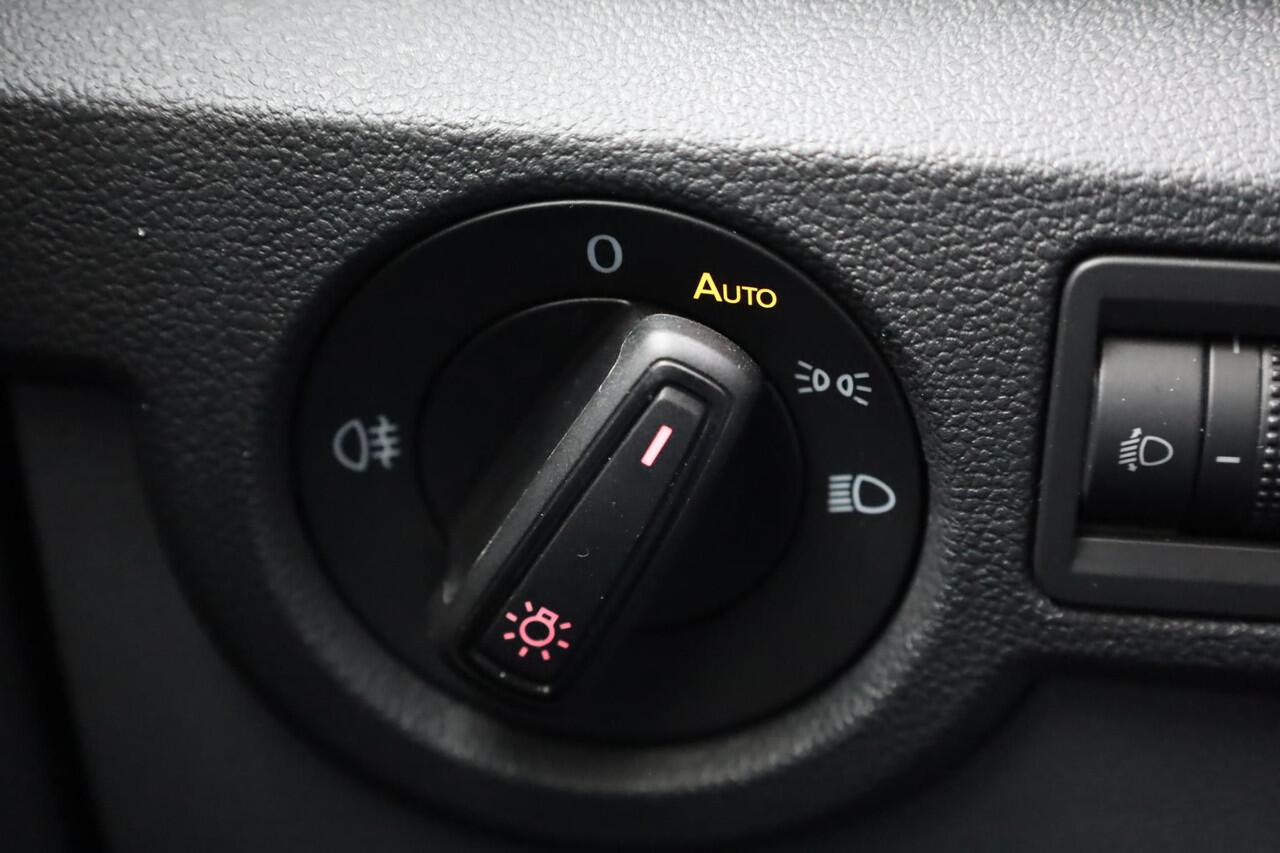 Volkswagen T-Cross 1.0 TSI Life parkeersensoren voor en achter, side assist dodehoek sensor, navigatie, 16" LMV, lederen multifunctioneel stuurwiel, 6 speakers, lane assist, light assist, speed limiter, cruise control, bluetooth carkit