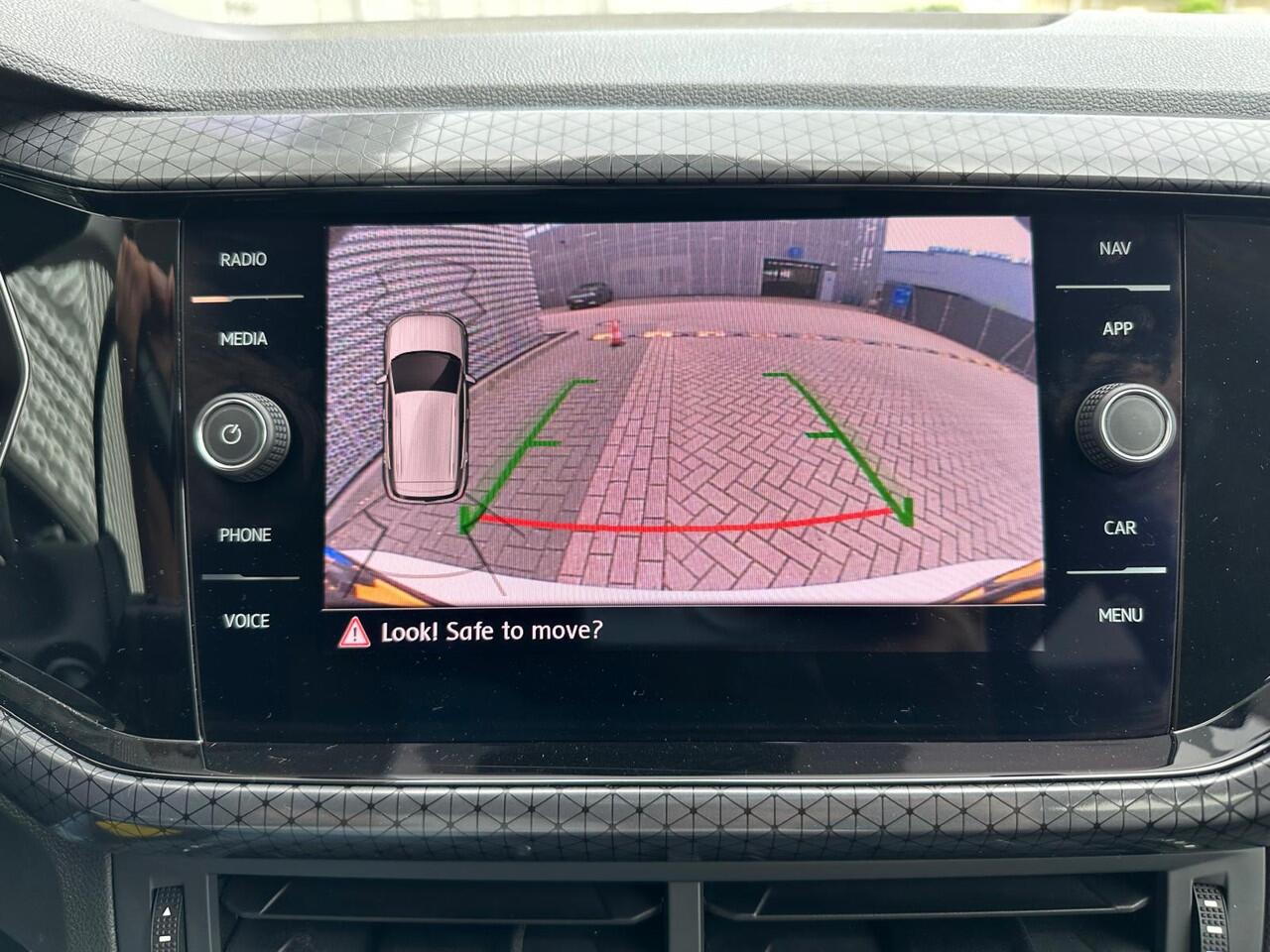 Volkswagen T-Cross 1.0 TSI R-Line DSG / R-Line Exterieur / Style Interieur / Navigatie / Parkeersensoren V+A / Stoelverwarming / Climate controle / **