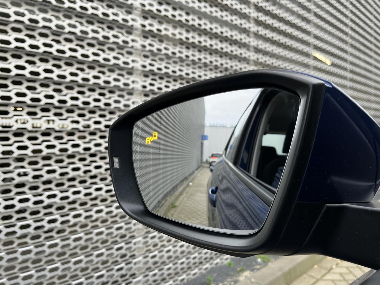 Volkswagen T-Cross 1.0 TSI Life / Digitaal dashboard / Camera / Parkeersensoren V+A / Stoelverwarming / **