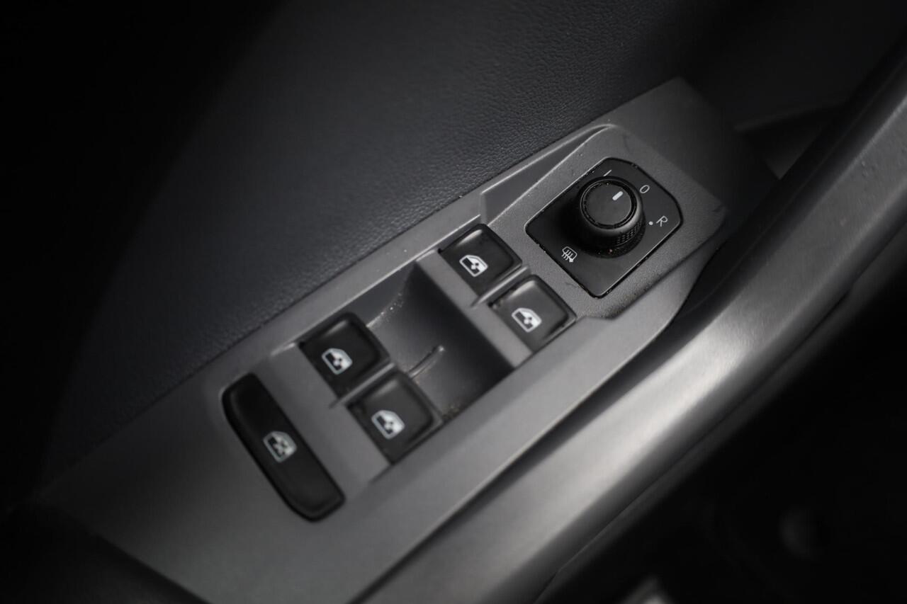 Volkswagen T-Cross 1.0 TSI Life 95PK / 70kW, NL auto dealeronderhouden 1e eigenaar, privacy glas, dodehoekdetectie (side assist), adaptieve cruise control (acc), parkeersensoren voor en achter (pdc), comfortstoelen met lendesteun, Apple Carplay / Android Auto, elektrisch ve