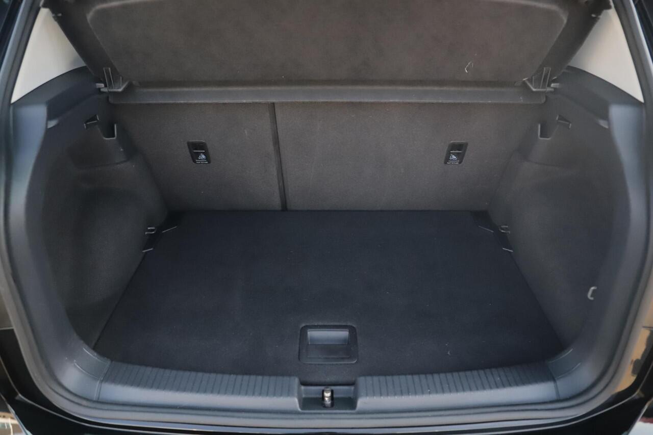 Volkswagen T-Cross 1.0 TSI Life Airco Stoelverwarming Parkeersensors Adaptive Cruise 16 inch LMV Radio Bluetooth | Carplay Android Mogelijkheid