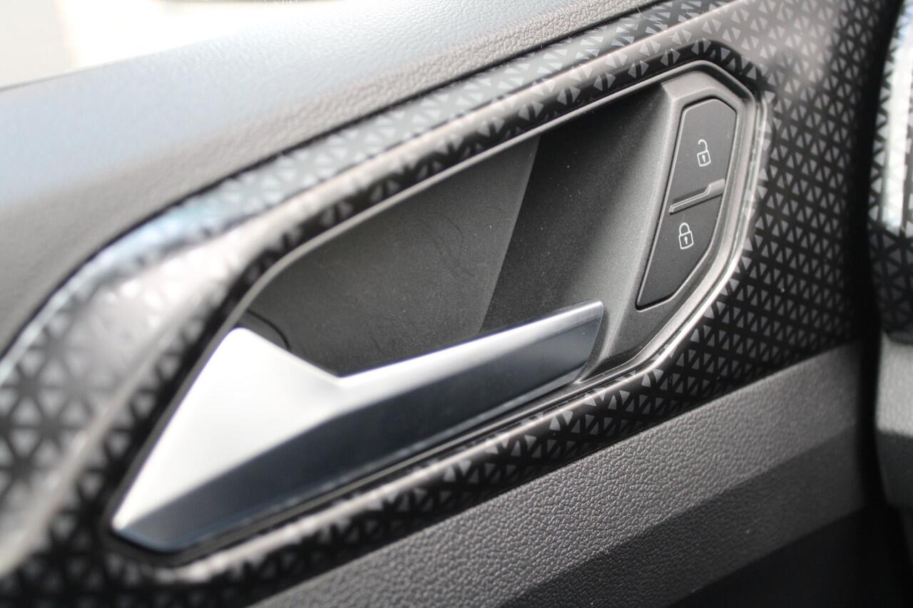 Volkswagen T-Cross 1.0 TSI Style 110pk - ACC - LED - Carplay - Camera - Stoelverwarming - Rijklaar