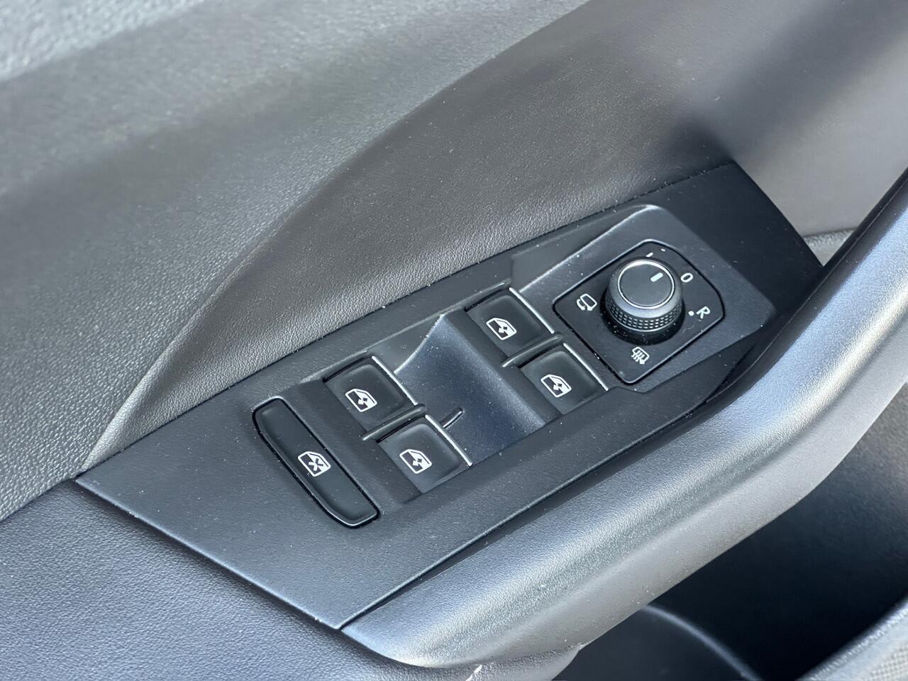 Volkswagen T-Cross 1.0 TSI DSG R-Line | Camera | Trekhaak | Led gril | 4-season | Carplay | Rijklaar incl. garantie