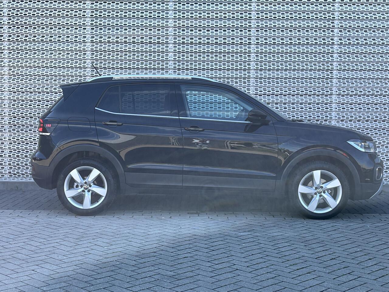 Volkswagen T-Cross 1.5 TSI Style / App connect / Climate controle / Stoel verwarming / Camera / Parkeersensoren V+A / **