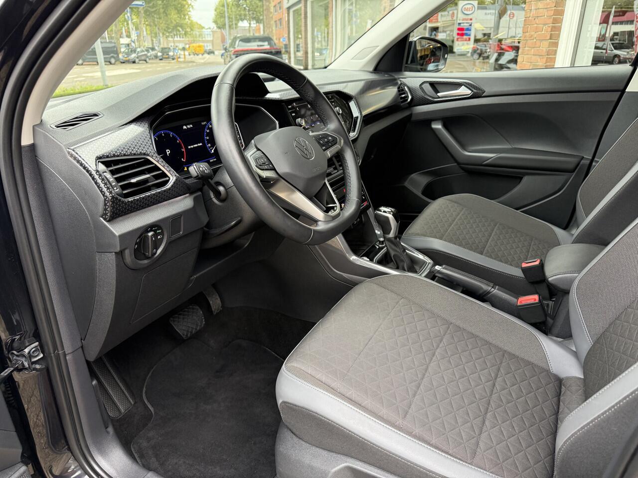 Volkswagen T-Cross 1.0 TSI Style | airco | apple carplay/android auto | 17 inch lichtmetalen velgen | trekhaak meerprijs 899.00 euro