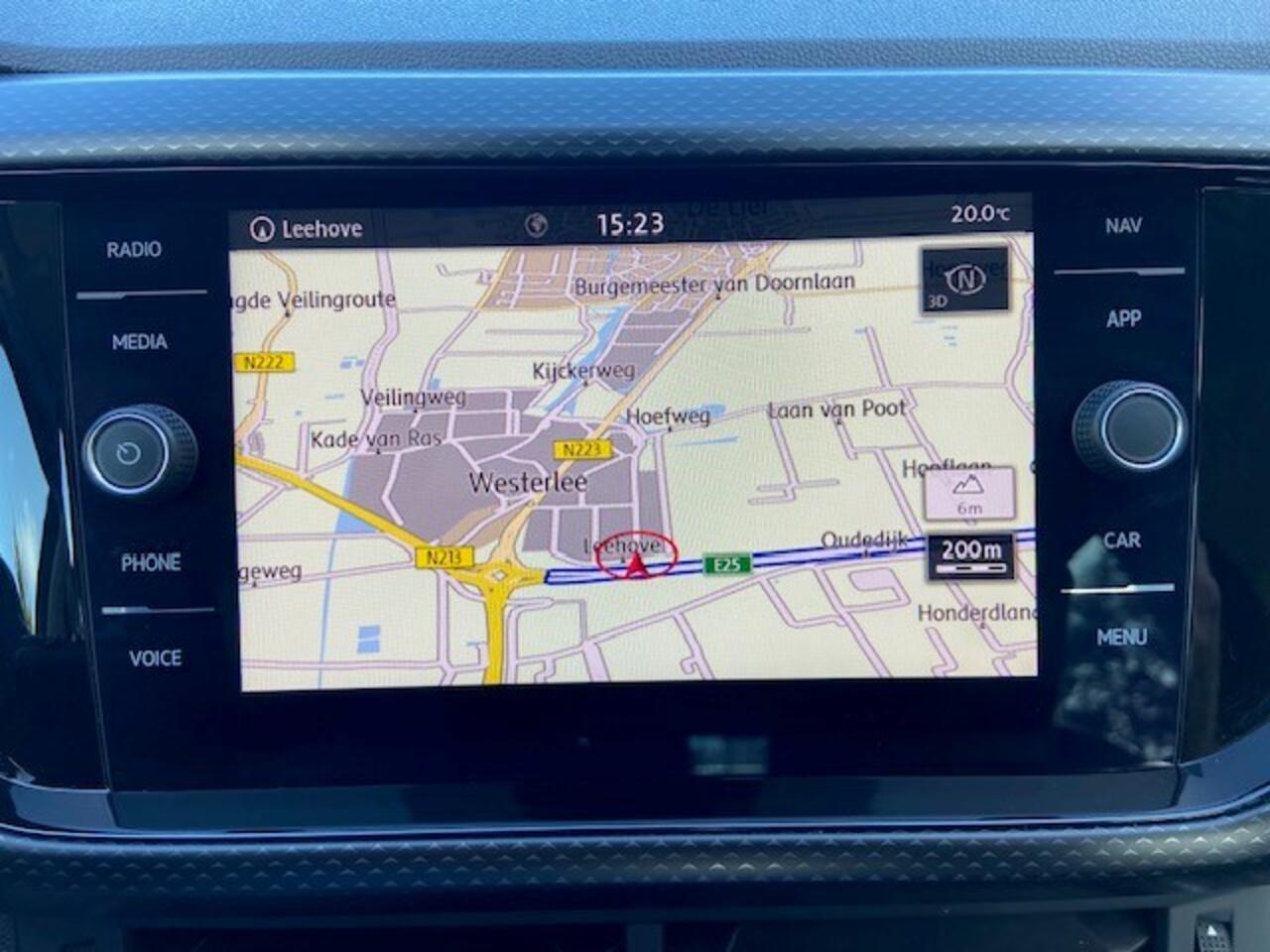 Volkswagen T-Cross 1.0 TSI 95pk Life / Navigatie / Parkeersensoren Voor + Achter / Achteruitrijcamera / Airco / 16''LMV