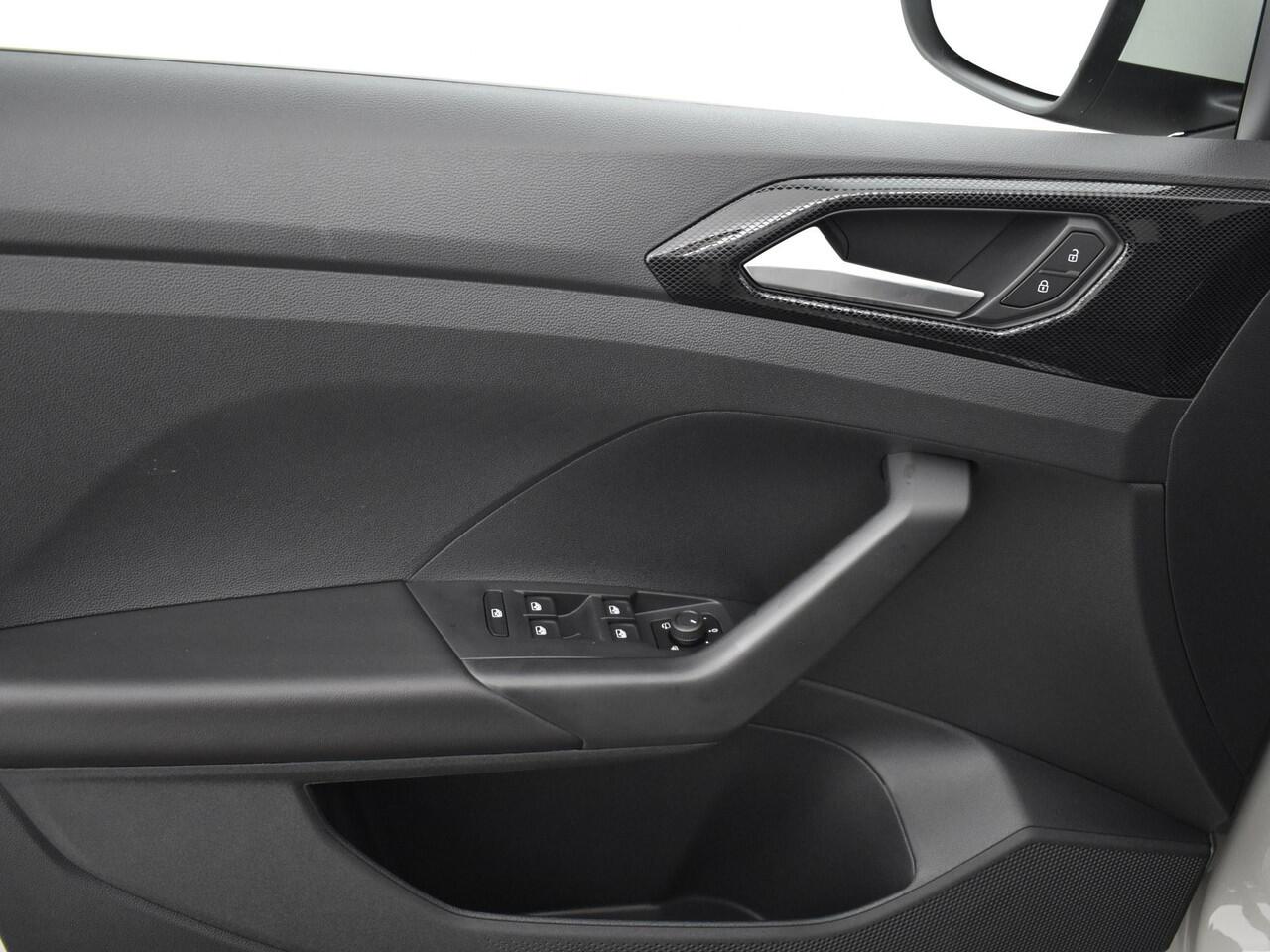 Volkswagen T-Cross Life Edition 1.0 TSI 95 pk 5 versn. Hand · Achteruitrijcamera · Draadloze telefoonlader · Velgen 'ventura', 17 inch lichtmetaal · MEGA Sale- Prijs is incl. inruilbonus -