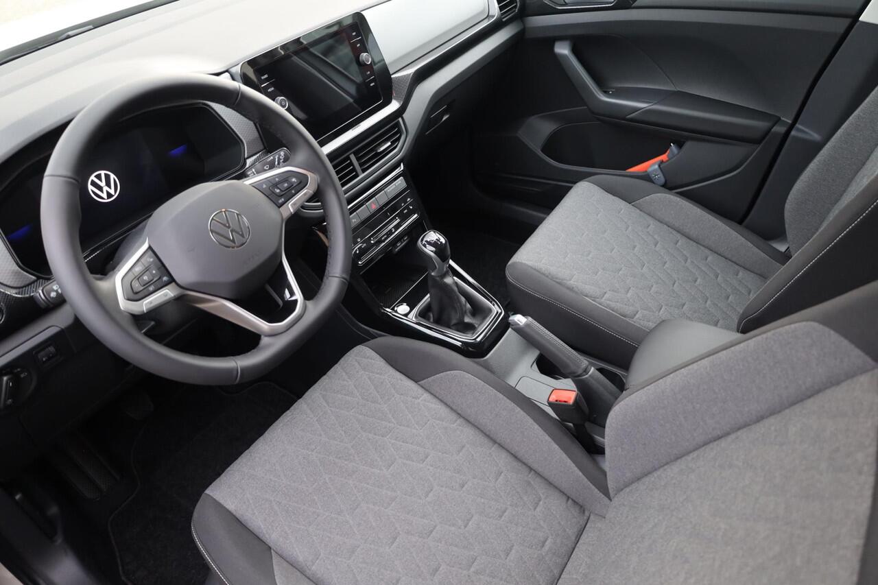 Volkswagen T-Cross 1.0 TSI Life Edition 95PK / 70kW, 17" 'Manila' LMV, LED koplampverlichting, Multimedia pakket (navigatie 'discover media', verkeerstekenherkenning, Apple Carplay / Android Auto, telefoon draadloos oplaadbaar), Comfort Pakket (parkeersensoren vóór en achte