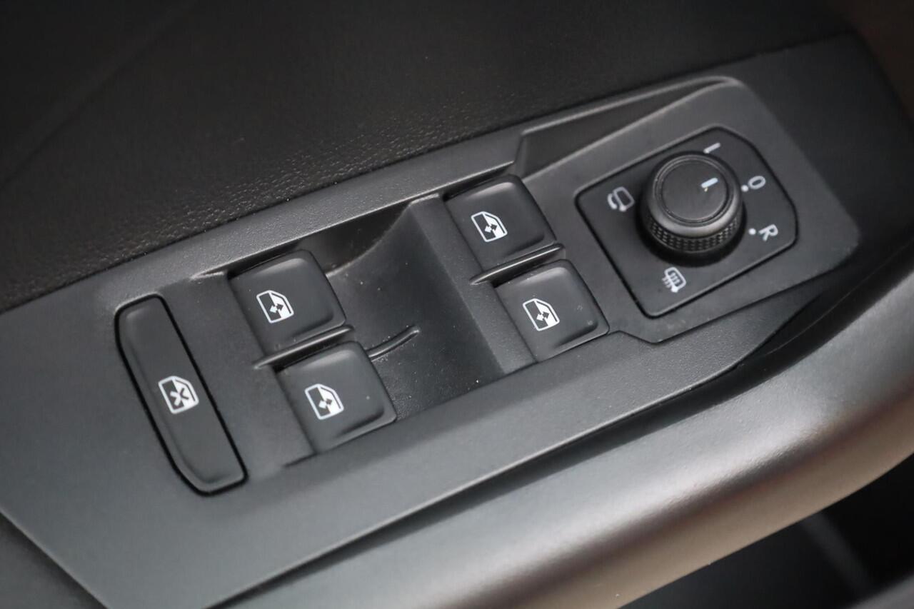 Volkswagen T-Cross 1.0 TSI Life 70KW/95PK, Life, automatische airco, PDC voor en achter, Comfort pakkket, Multimedia pakket Black Design pakket