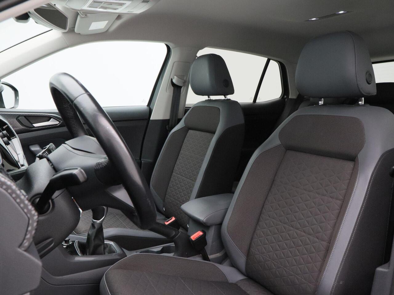 Volkswagen T-Cross 1.0 TSi Style 115 Pk | Adaptive Cruise | Navigatiesysteem | Full Led | Trekhaak | CarPlay | 18 Inch | 27.089 Km!