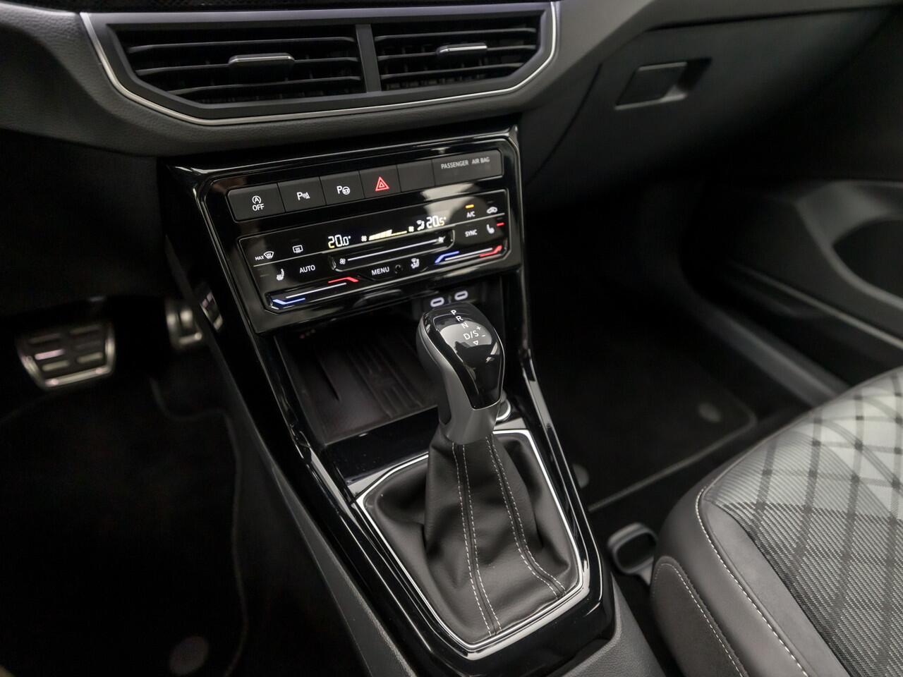 Volkswagen T-Cross 1.5 TSI R-Line 150Pk Automaat (2X R-LINE, APPLE CARPLAY, GROOT NAVI, GRILL VERLICHT, STOELVERWARMING, ALCANTARA, GETINT GLAS, IQ LIGHT, ADAPTIVE CRUISE, NIEUWSTAAT)