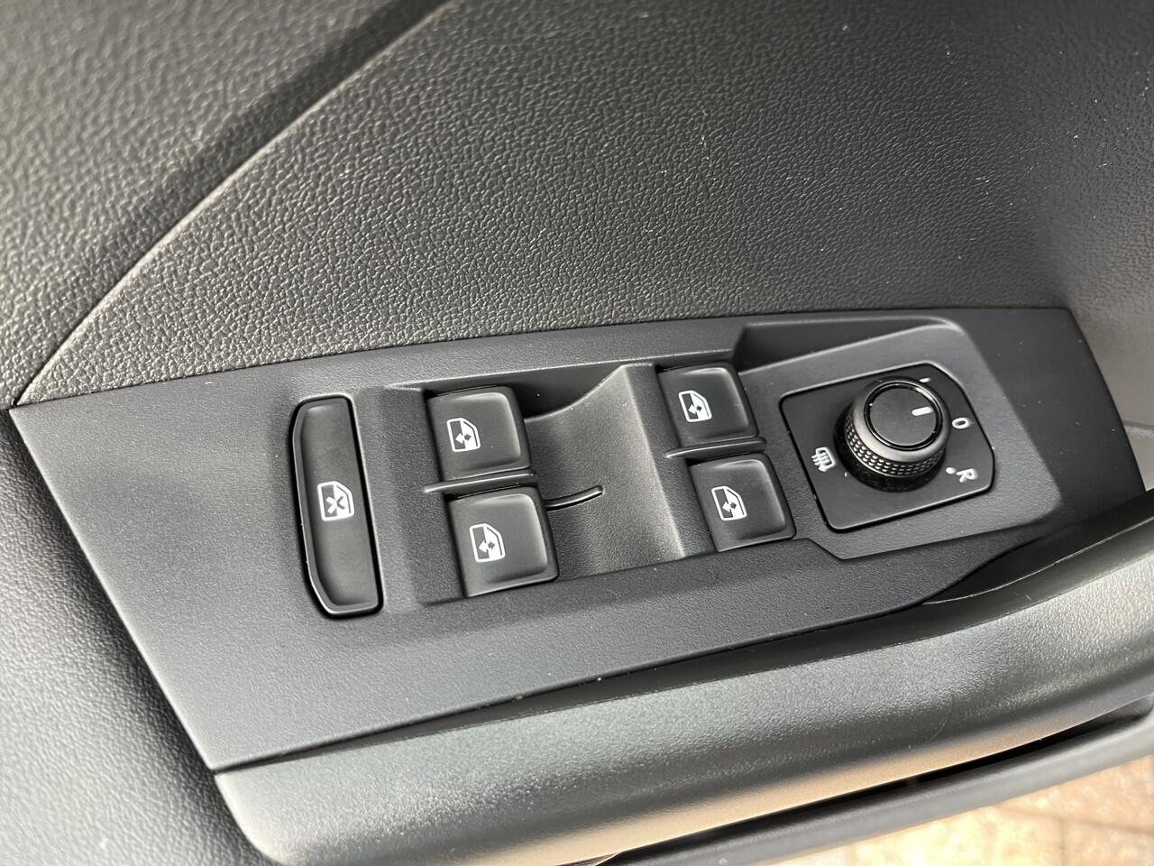 Volkswagen T-Cross 1.0 TSI Life / GARANTIE TM 05-2027/ PARK. SENSOREN/ APP CONNECT/ ADAPT. CRUISE/ AIRCO/ DAB/ 16" LMV