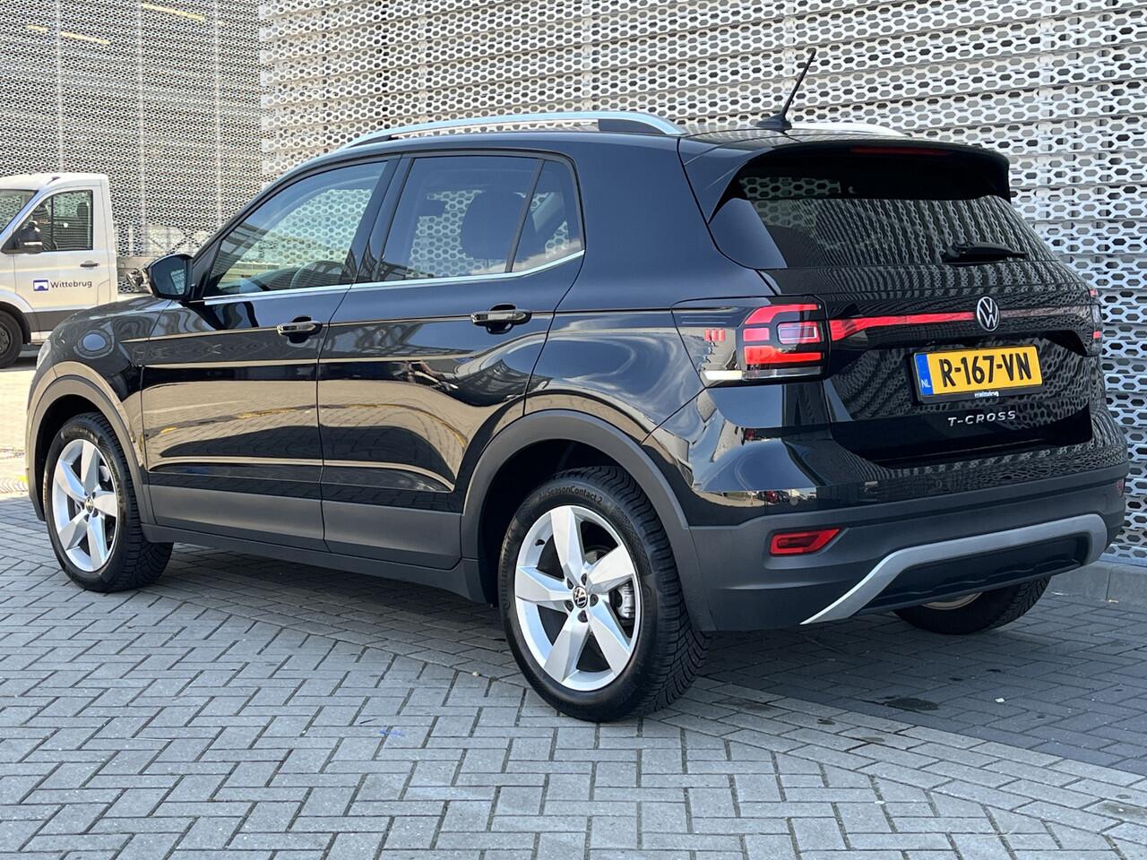 Volkswagen T-Cross 1.5 TSI Style / App connect / Climate controle / Stoel verwarming / Camera / Parkeersensoren V+A / **