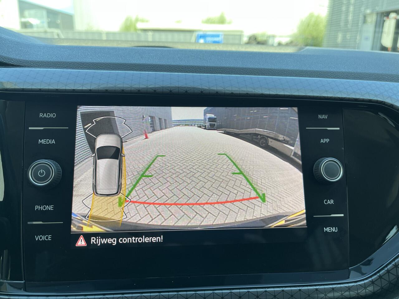 Volkswagen T-Cross 1.5 TSI Style / App connect / Climate controle / Stoel verwarming / Camera / Parkeersensoren V+A / **