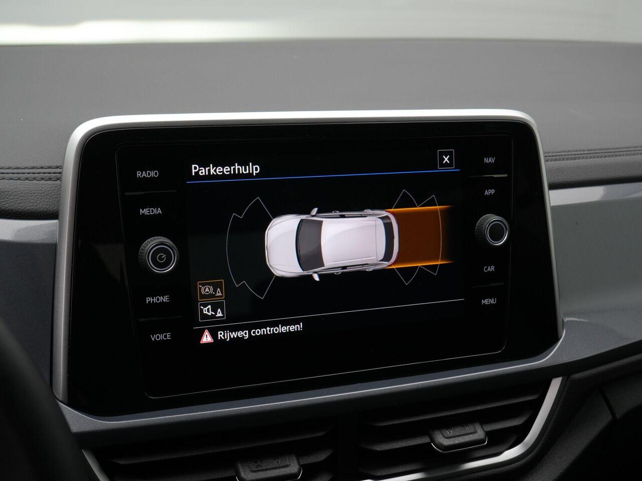 Volkswagen T-Roc 1.5 TSI 150 pk DSG Style | Trekhaak | Park Assist | Stoelverwarming | Adaptive Cruise | ErgoActive bestuurdersstoel