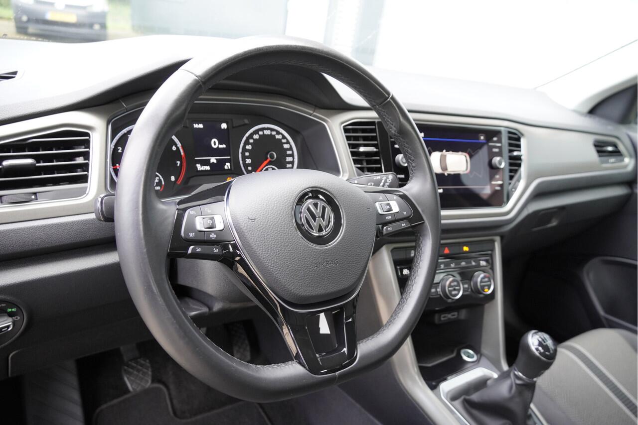 Volkswagen T-Roc 1.0 TSI Style BJ2020 Lmv 17" | Led | Pdc | Elek. achterklep | App-Connect | Climate control | Cruise control | Verwarmde voorstoelen | Getint glas