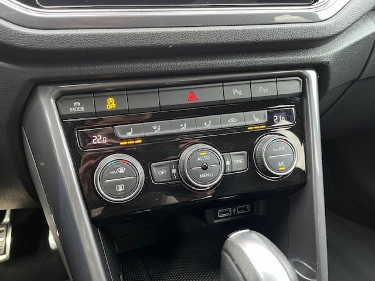 Volkswagen T-Roc 1.5 TSI AUT. SPORT R-LINE BEATS - VIRTU - PANO. DAK - TREKH.