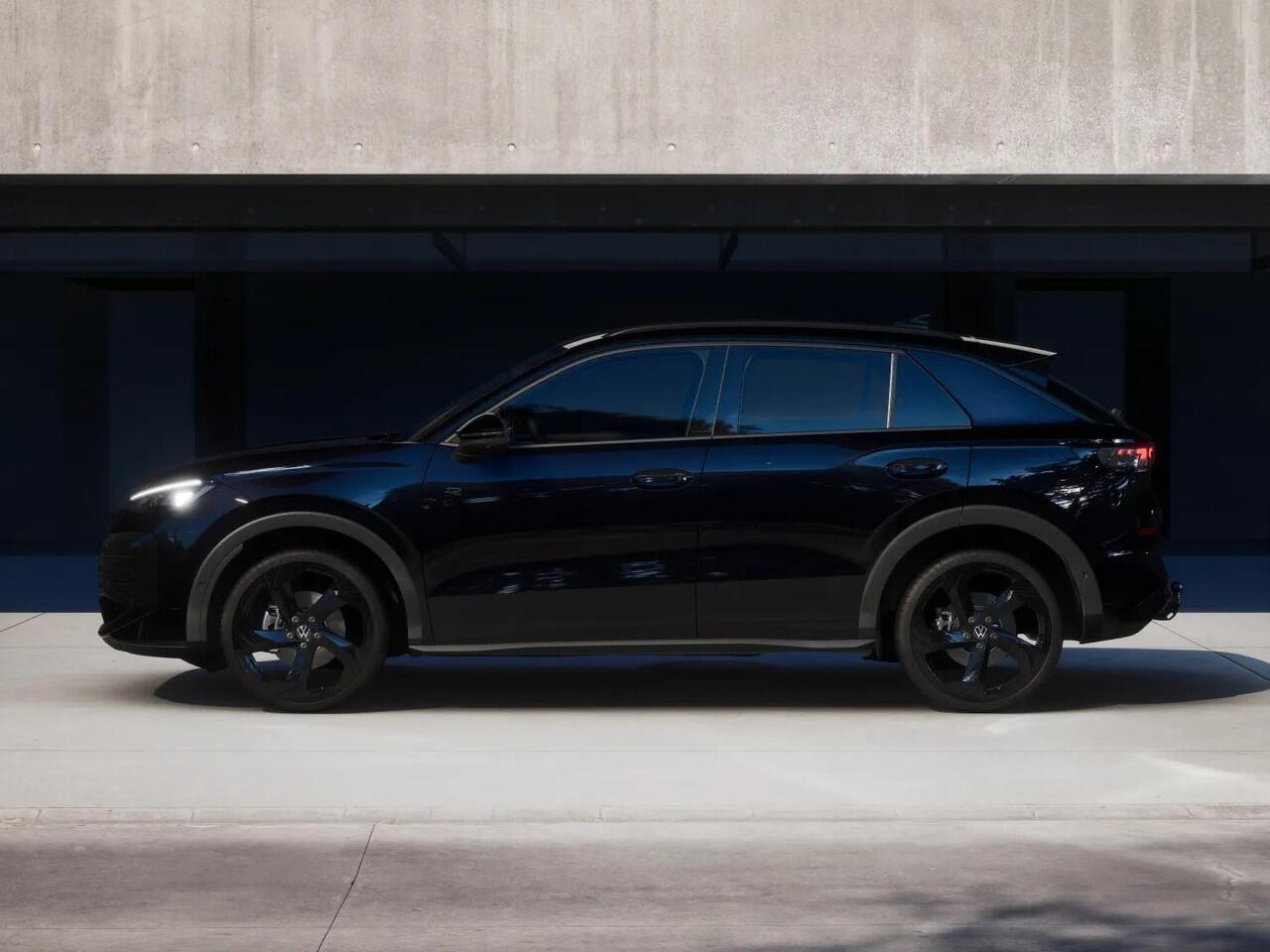 Volkswagen T-Roc R-Line First Edition 1.5 eTSI 110 kW / 150 PK SUV | Interieur Pakket leder 'Varenna' | Black Style Pakket | Panoramaschuif-kanteldak | Trekhaak | Koplampverlichting matrix-led (IQ.LIGHT) | Assistance Pakket | Elek. achterklep