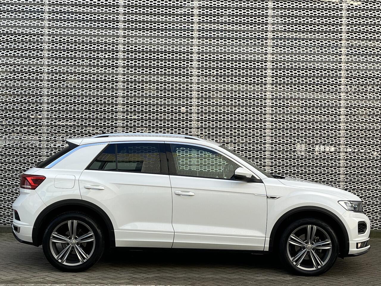 Volkswagen T-Roc 1.5 TSI Sport / Digitaal dashboard / Navigatie / 2x R-line / Afneembare trekhaak / Parkeersensoren V+A / P4