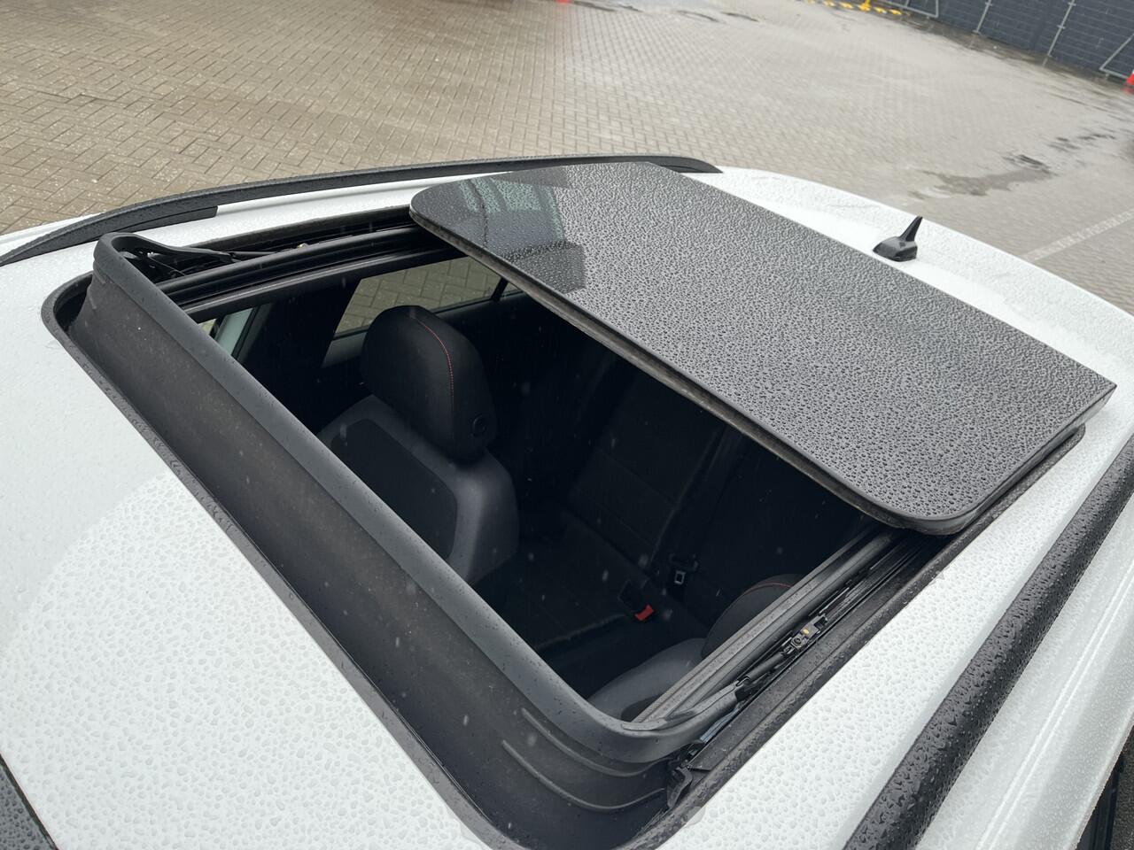 Volkswagen T-Roc 1.5 TSI 150PK Sport Business / Digitaal dashboard / Pano / Navigatie / Camera / Parkeersensoren V+A / Lichtmetaal 18 inch / **