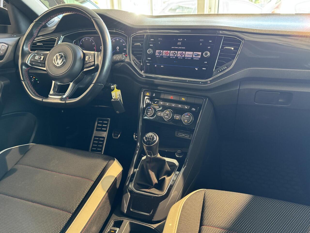 Volkswagen T-Roc 1.5 TSI Sport | Airco | Carplay | Camera | Parkeersensor voor/achter | Winter-pakket | LM velgen | ( Vestiging - Nieuwegein )